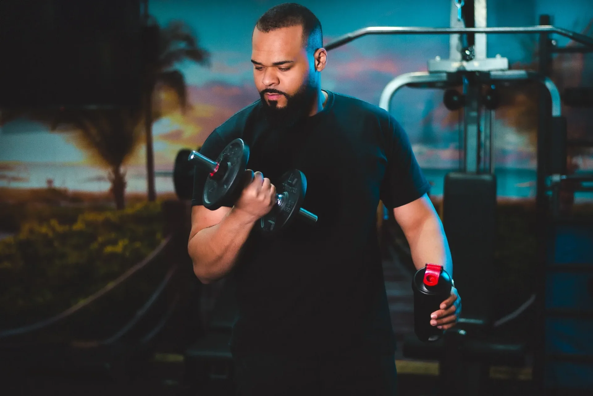 Bruno Santos, nutricionista esportivo em Barueri, treinando com halteres