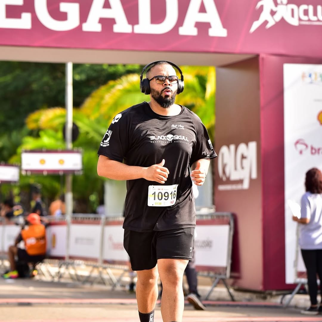 Bruno Santos correndo em uma prova oficial — nutricionista esportivo para corredores